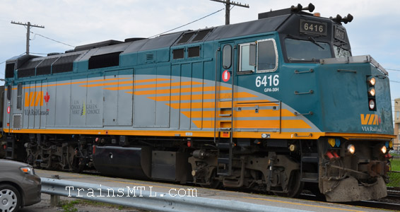 Locomotive VIA6416 right side / coté droit